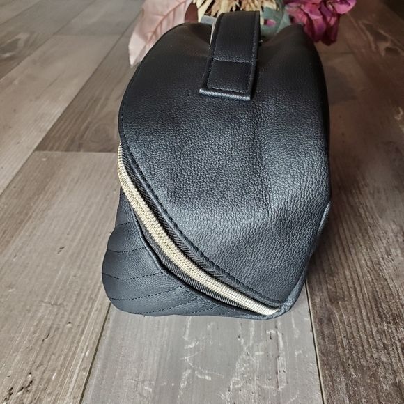 NWT Primark Black Cosmetic Bag with Quilted Texture and Gold Hardware Letter "L" - Picture 5 of 16